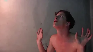 Novinho recebendo jato de mijo branco (piss)